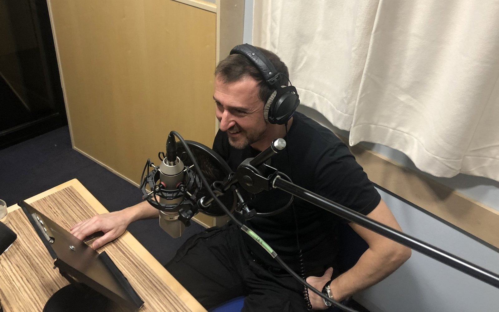 Herec Martin Hofmann při natáčení zvukového obalu Rádia Z