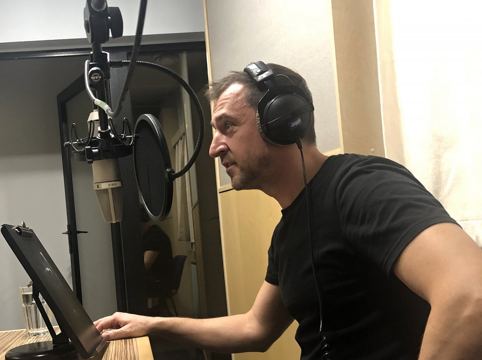 Herec Martin Hofmann při natáčení zvukového obalu Rádia Z