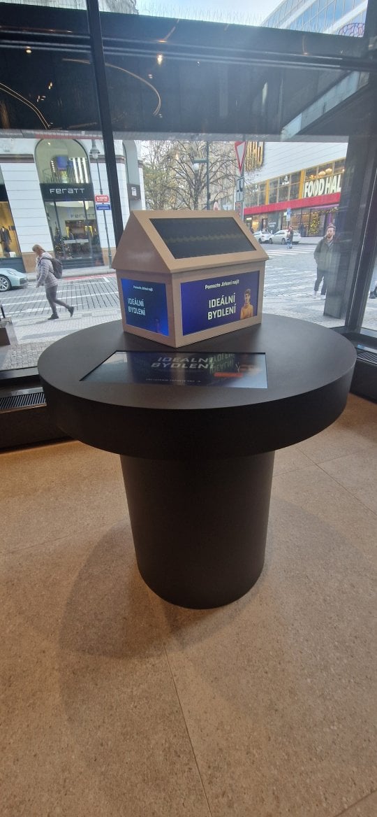 Panel s interaktivní hrou na pobočce banky.