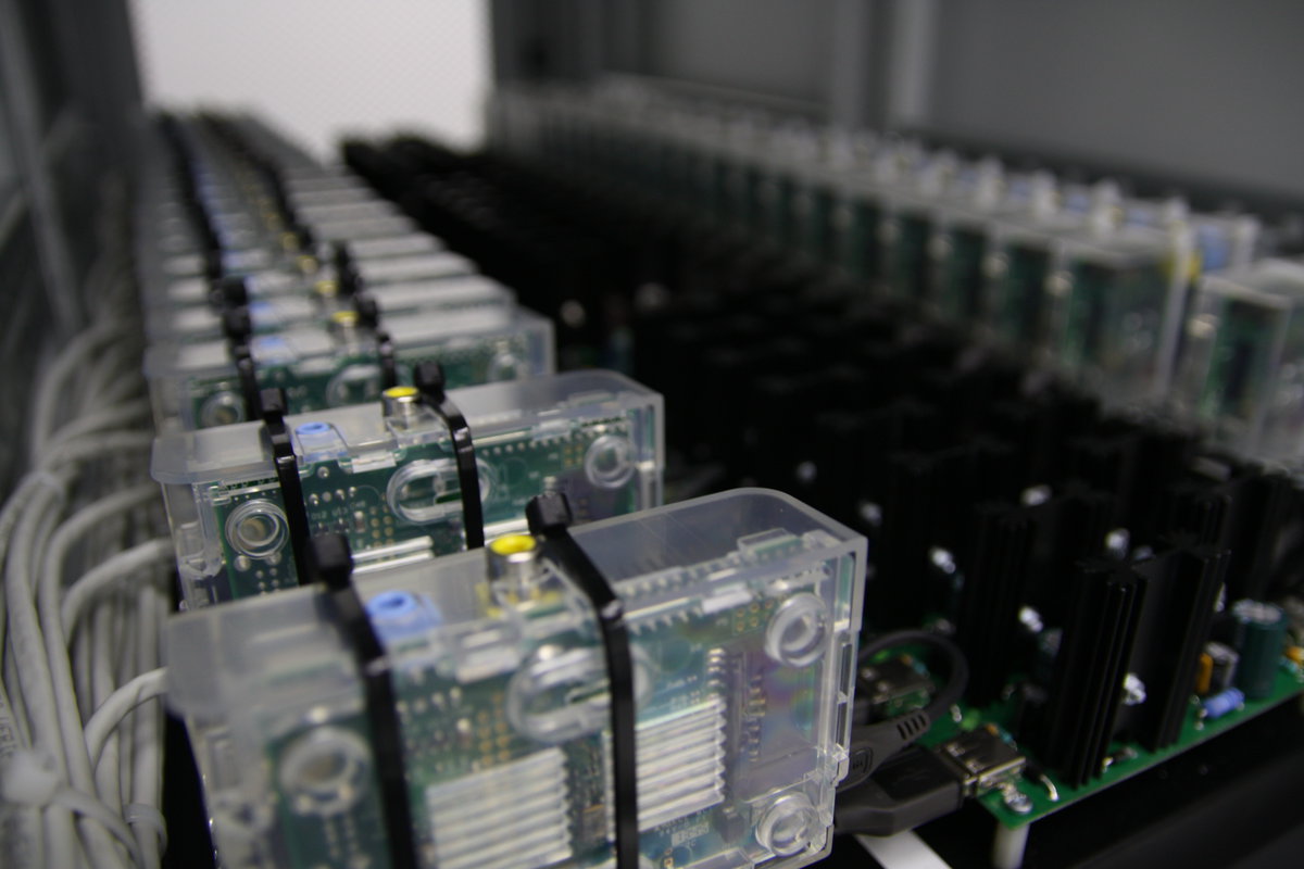 Český housing pro Raspberry Pi