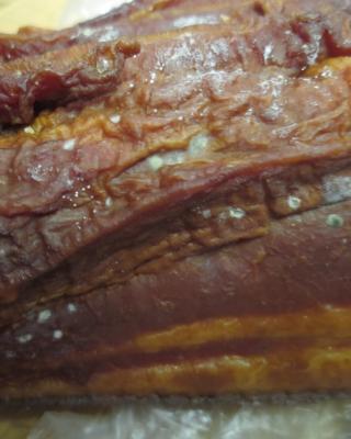 Bačovská slanina. Kategorie: Nebezpečné potraviny. Nevyhovující parametr: plísně okem viditelné. Na povrchu výrobku se vyskytovaly kolonie plísní viditelné okem zelené a bílé barvy. Potravina měla prošlé datum použitelnosti. Z tohoto důvodu nejsou uvedeny informace o výrobci. Místo kontroly: Zita Marešová, Prostějov