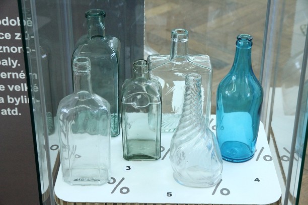 I lahve se postupem doby začaly měnit. Měly plastické vzory, některé byly broušené, a dokonce i barevné