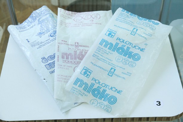 Z těchto obalů od mléka se po rozstříhání háčkovaly tašky i rohožky