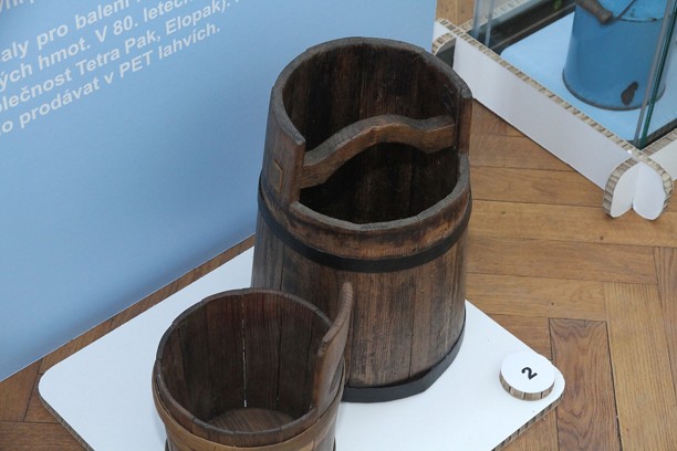 Dřevěné nádoby, ve kterých se z horských pastvin snášelo mléko.