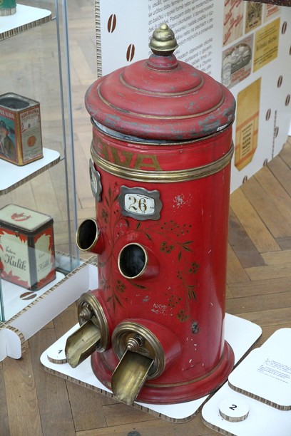 Nádoba na uchování kávy v obchodě