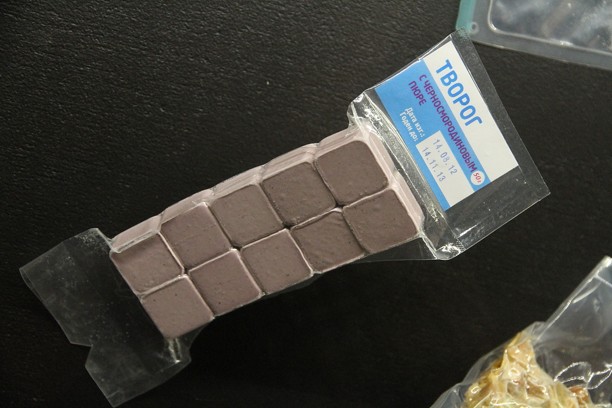 Vše je vysušené a zbavené vzduchu, do své původní konzistence se potraviny pro kosmonauty dostávají přidáním vody