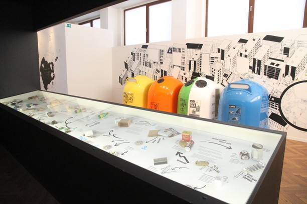 Součástí výstavy je i box, kde se dozvíte, jak se obaly recyklují a co všechno se z nich dá znovu vyrobit.