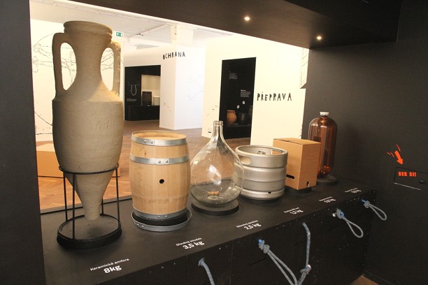 Úplně vpravo je vidět přepravní PET barel na pivo, které putuje do USA