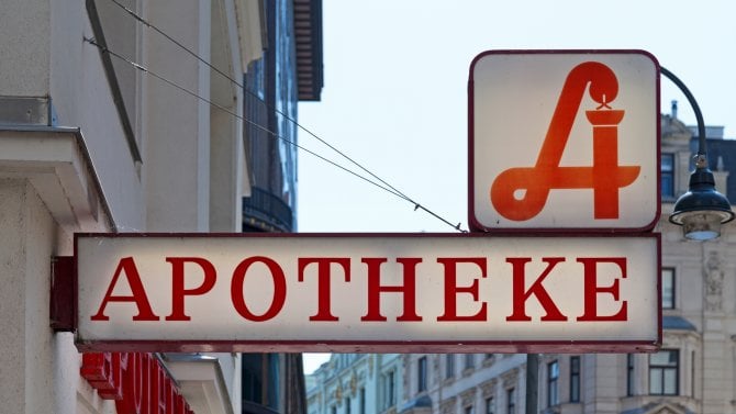 Detail nápisu lékárny v Rakousku