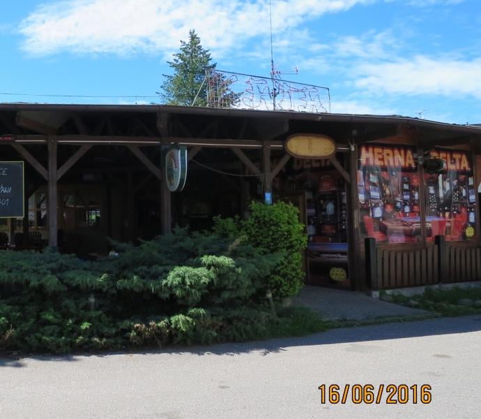 Restaurace DELTA, Trutnov -  Výskyt myšího trusu, provozovna nezabezpečená před pronikáním škůdců, nečistoty na podlaze, nečistoty na regálech či zařízeních, poškození stropu