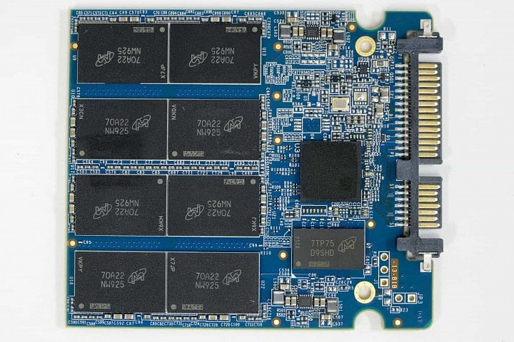 PCB disku Crucial MX500 (Zdroj: PC Perspective)