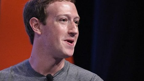 Náhledový obrázek - Zuckerberg chce „globálně odpovědnější“ Facebook. Věří mu to ještě někdo?