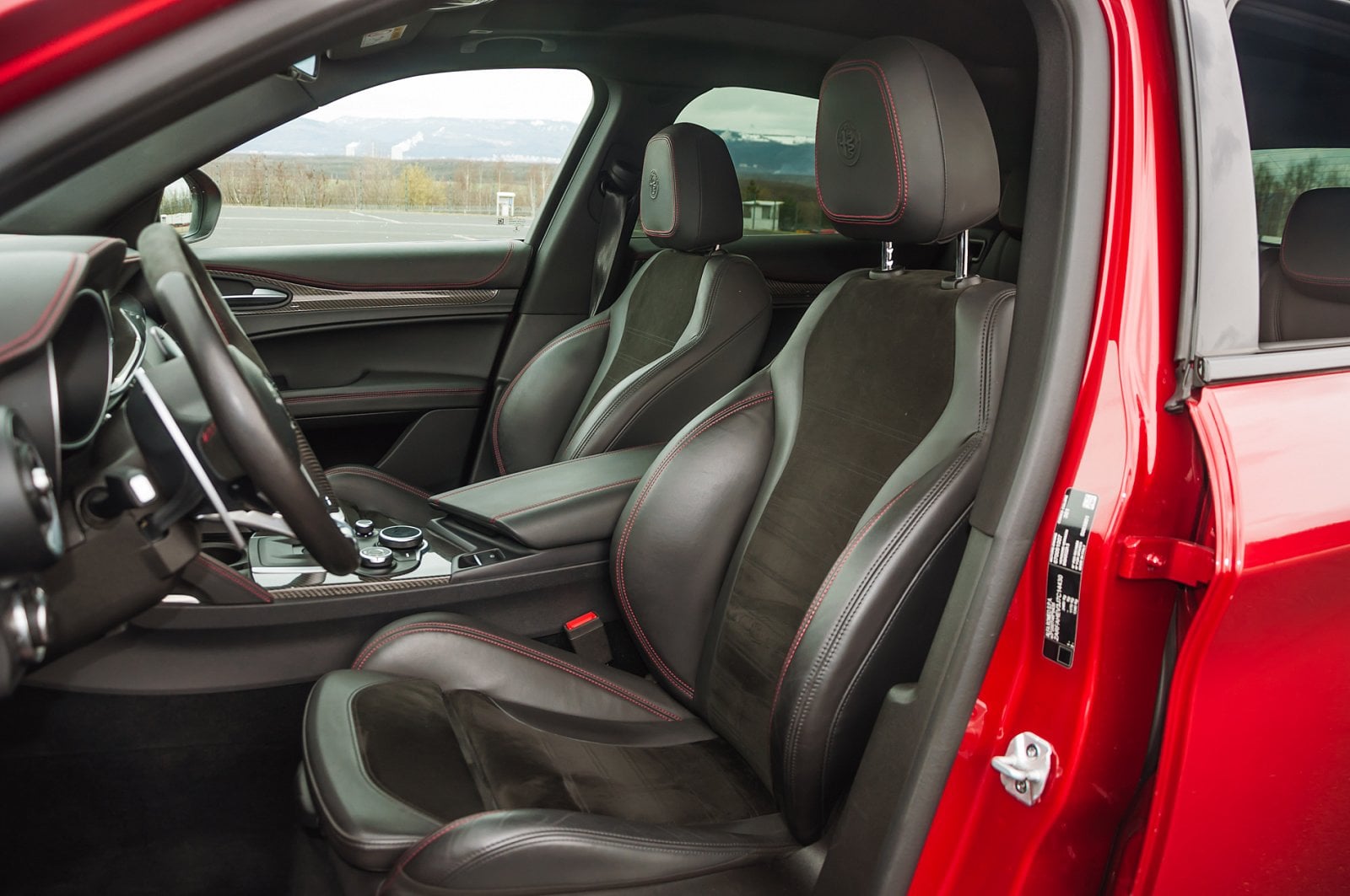 2019-03-giulia-qv-vs-stelvio-qv-30.jpg