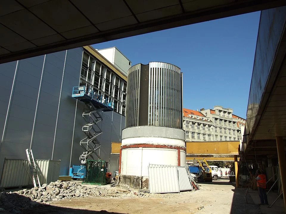 V srpnu 2009 byla zakryta prosklená stěna eskalátorové haly, čímž byl setřen jeden z architektonicky nejvýraznějších prvků stavby. Větrací věž metra stojící vedle pochází z první poloviny 80. let.