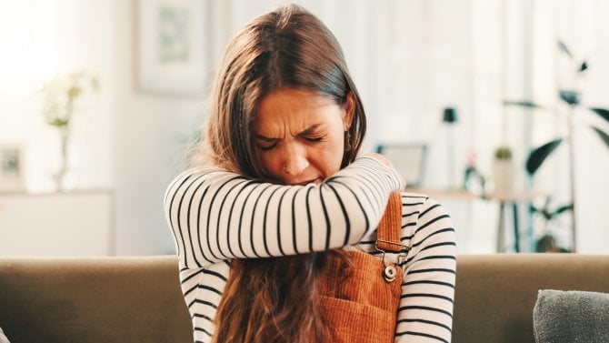 Žena, který doma kašel nebo kýchá