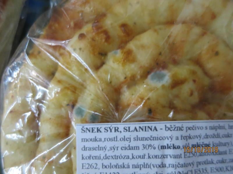 Nebezpečné potraviny - Manh Thang Nguyen, Chomutov, ŠNEK SÝR, SLANINA. Na povrchu výrobku pod obalem byly patrné kolonie plísní. Potravina neměla prošlé datum minimální trvanlivosti.