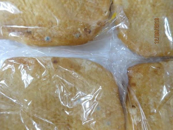 Nebezpečné potraviny -  Hang Nguyen Quang, Most, různé druhy koláčů. Na povrchu výrobků byla patrná plíseň viditelná pouhým okem. Výrobky měly prošlé datum minimální trvanlivosti.