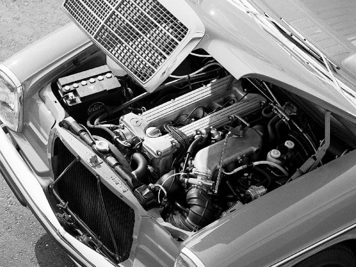 Autor: Mercedes-Benz Dvouvačkový šestiválec byl chloubou koncernu Daimler-Benz. Dostal se i pod kapoty následující řady W123