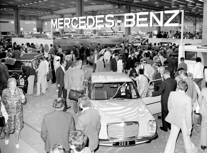 Autor: Mercedes-Benz Premiéra faceliftovaného provedení řady W114/115: poznávacím znamením je širší a nižší maska chladiče
