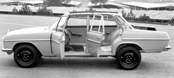 Autor: Mercedes-Benz Jedna z modifikací komerčního šasi, dodávaného samostatným karosárnám, například jako základ pro stavbu ambulancí nebo kombíků