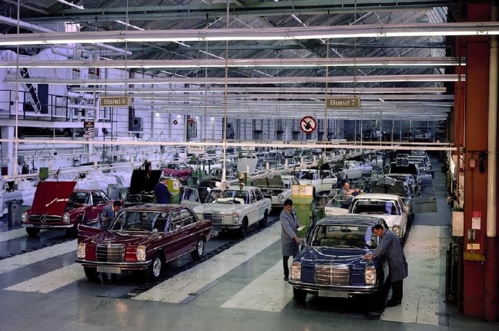 Autor: Mercedes-Benz Vše pro reklamu: naaranžovaná fotografie, která neodpovídala realitě. Montážní linky chrlí ještě předchozí řadu „křídláků“ a W113 „pagoda“, ale dopředu byly postavené předsériové W114/115. Mají ještě poklice bez barevného rozlišení – takto by nemohly továrnu opustit!