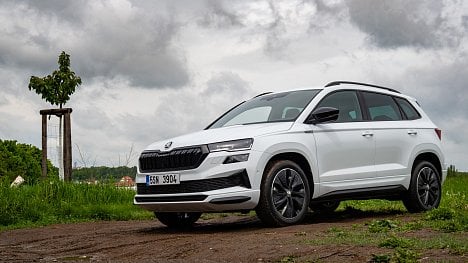 Náhledový obrázek - Test Škody Karoq 1.5 TSi SportLine Exclusive: Sportovní varianta ,Kodiaqu junior‘ jezdí na dva válce