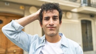 Muž se drží za hlavu, protože něco zapomněl