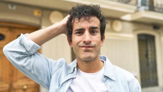 Muž se drží za hlavu, protože něco zapomněl