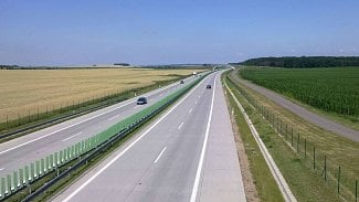 Náhledový obrázek - Dálniční známka může podražit na 2000 Kč. Elektromobily mají být osvobozené