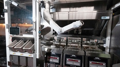 Náhledový obrázek - Robot kuchařem. Miso Robotics představují umělou inteligenci, která umí sama připravovat fast food