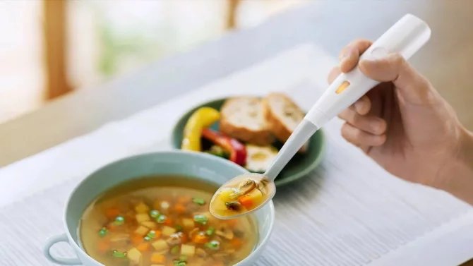 Elektrická lžíce "osolí" jídlo pomocí elektřiny