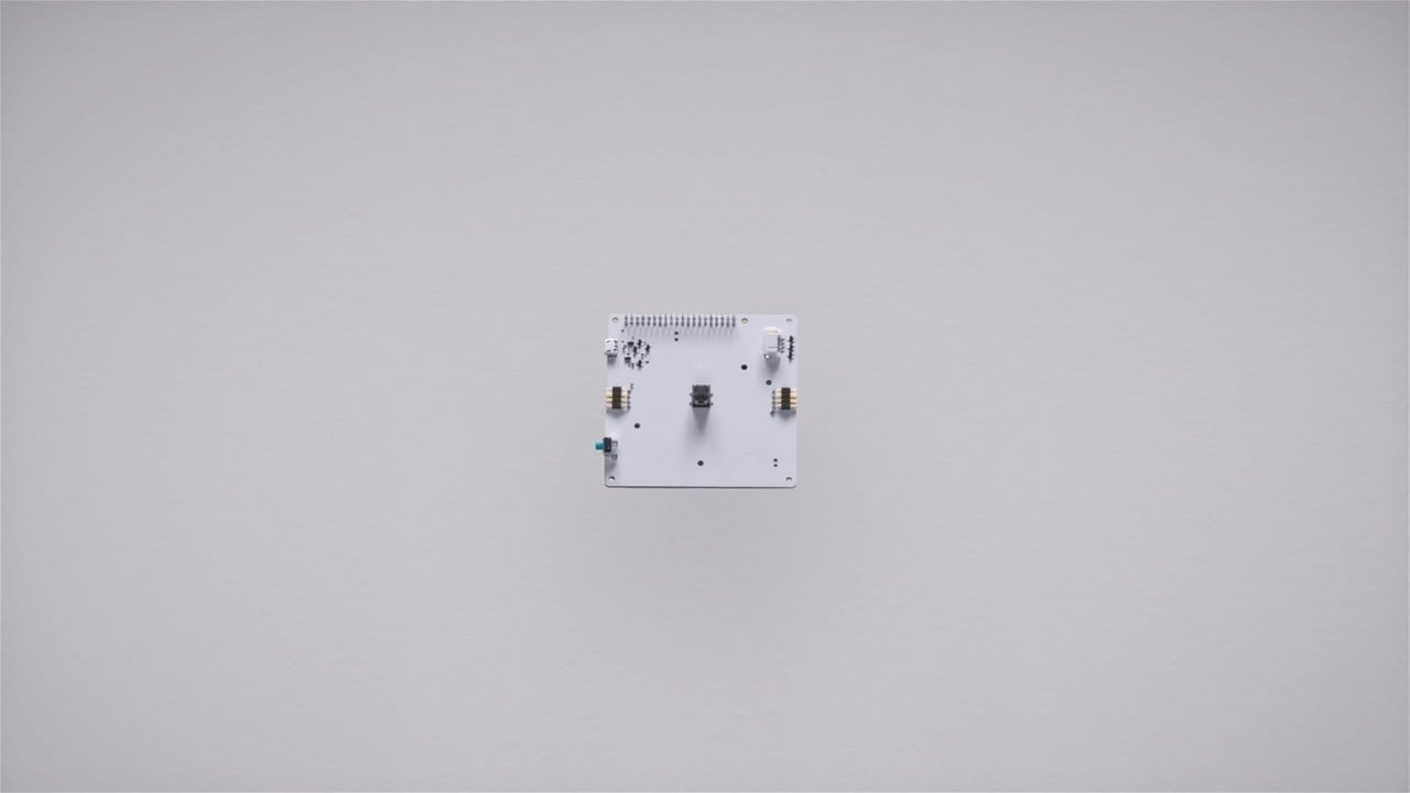 Celý systém se skládá ze tří částí. Tohle je Brain Board, uvnitř kterého je Raspberry Pi Zero, který se může pomocí Wi-Fi a Bluetooth připojovat k dalším zařízením jako jsou počítače, tablety, světla, ovladače nebo třeba roboti.