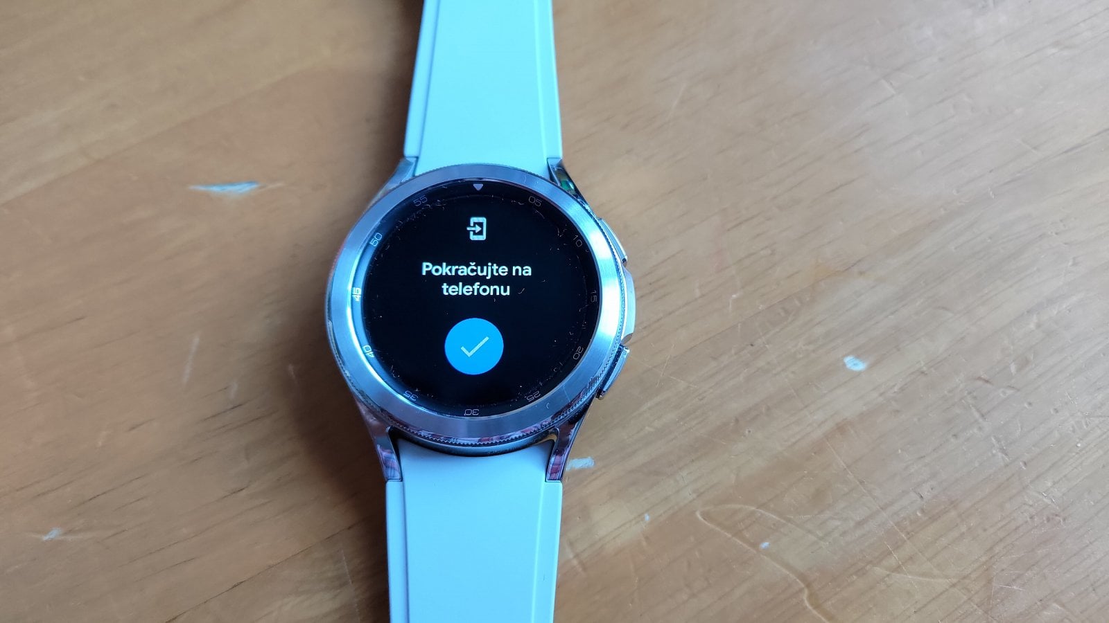 Samsung Galaxy Watch 4. Pro přidání nové karty je potřeba pokračovat v aplikaci Galaxy Wear v mobilu. (14. 12. 2021)
