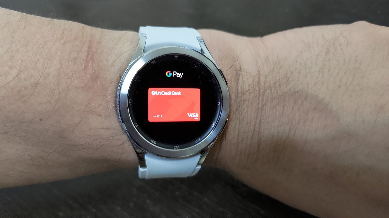 Samsung Galaxy Watch 4. Debetní karta Visa od UniCredit Bank. (14. 12. 2021)
