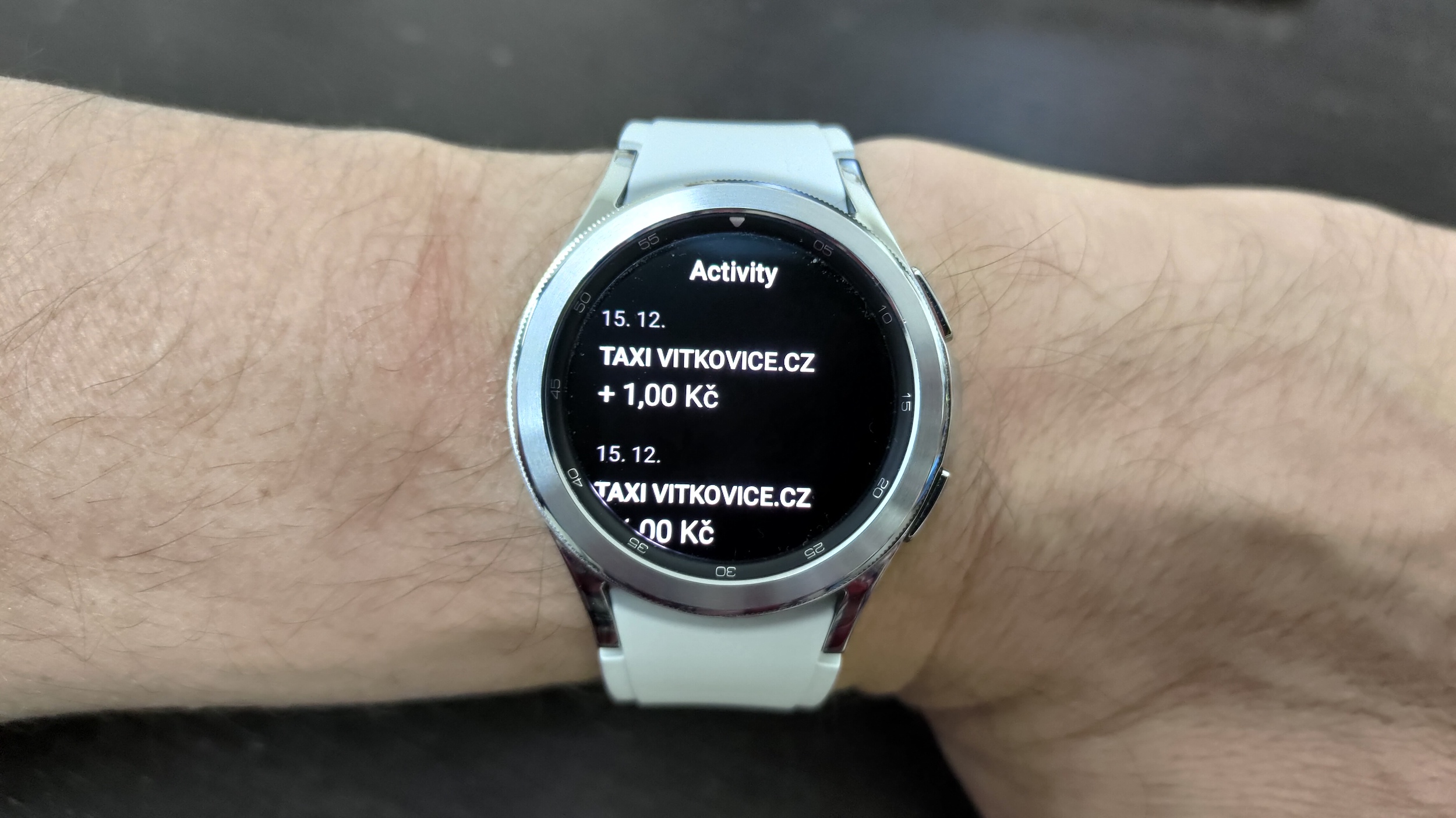 Samsung Galaxy Watch 4. Transakční historie v hodinkách. (14. 12. 2021)