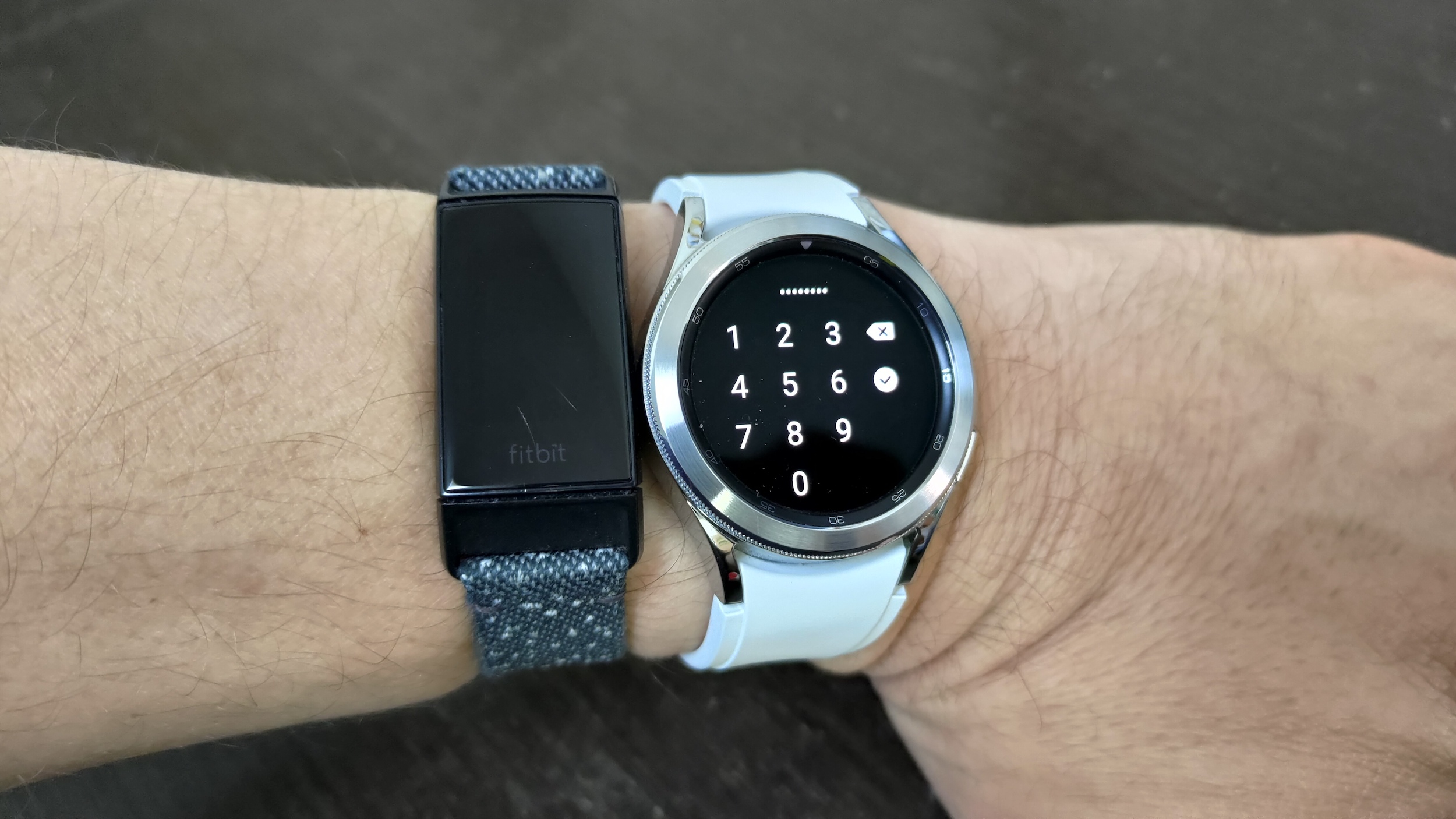 Vlevo Fitbit Charge 4 Special Edition, vpravo Samsung Galaxy Watch 4. Zabezpečení PINem. (14. 12. 2021)