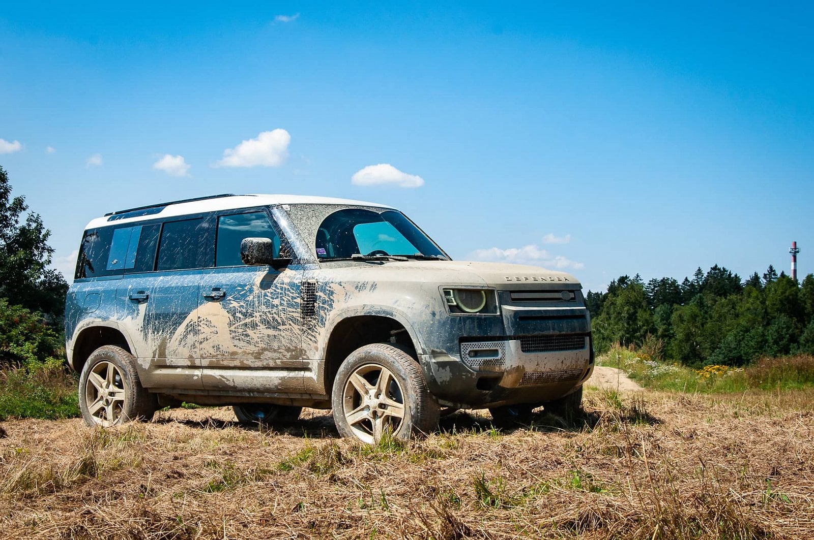 2020-10-lr-defender-v-terenu-23.jpg