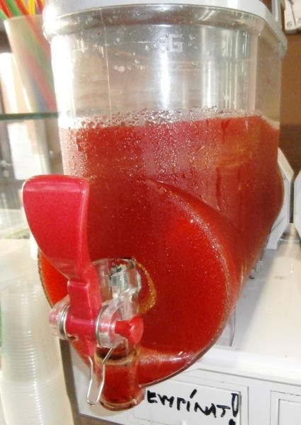 Rychlé občerstvení NADOMA STYL, Uherský Brod: Ledová tříšť MALINA - ve výrobku byl překročen limit (nejvyšší přípustné množství) pro obsah přídatné látky - barviva ponceau 4 R.