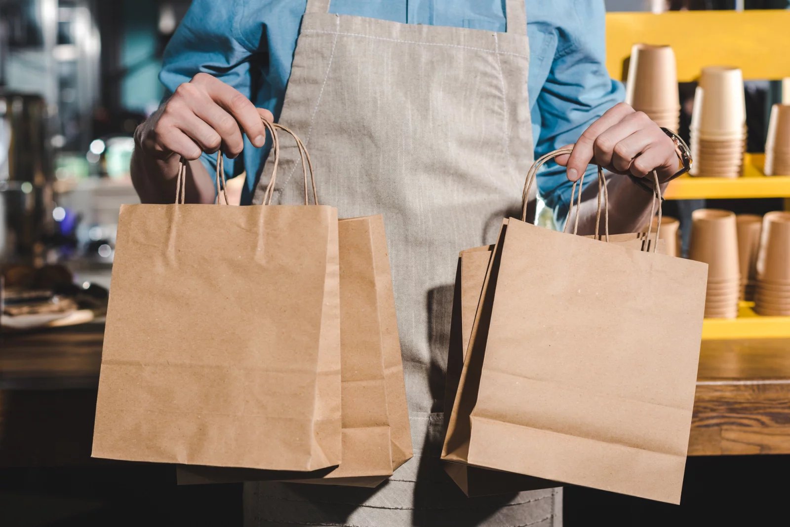 Zpracování polyethylenu na tašky je totiž mnohem méně náročné na zdroje než výroba tašek z papíru. Aby se papírová taška ekologicky vyplatila, musela by se znovu použít více než 40×.