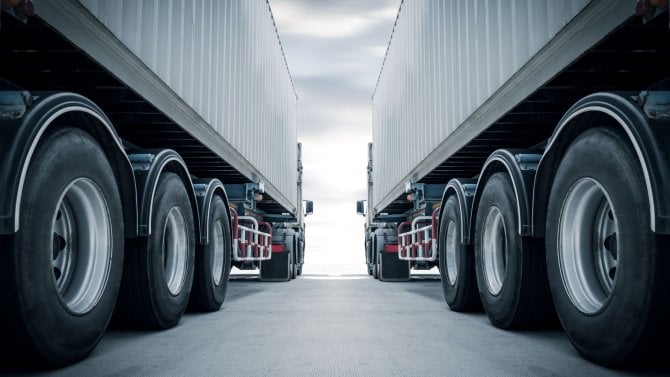 Kola dvou kamionů, které stojí vedle sebe