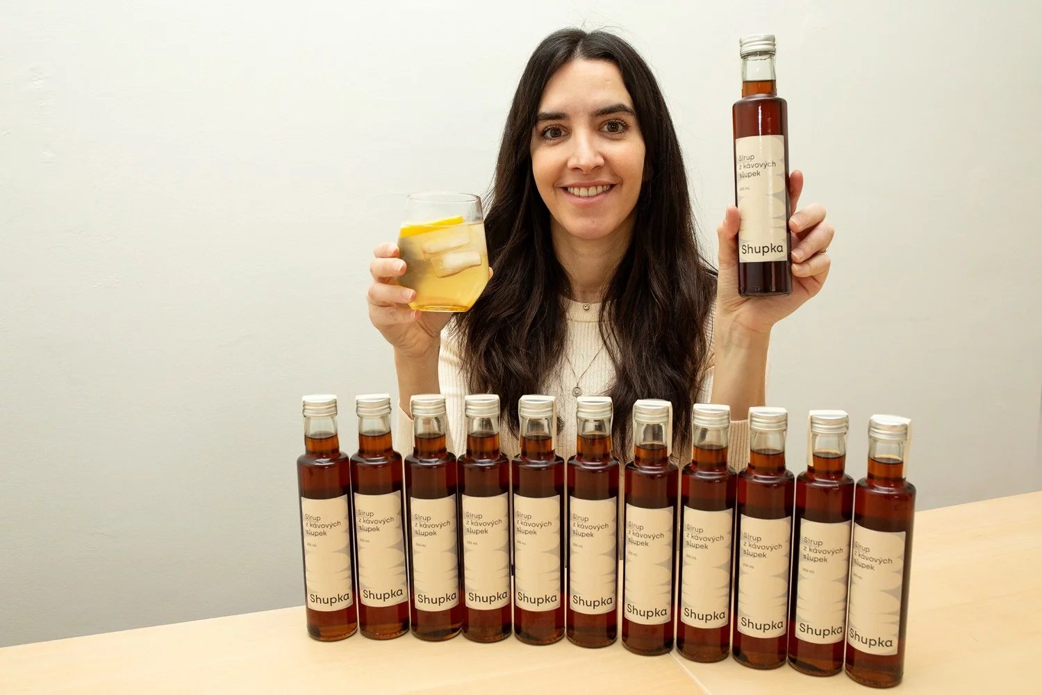 Martina Jelčić s nápojem jejího sirupu Shupka