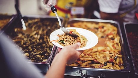 Náhledový obrázek - Do války na Ukrajině se zapojily i tamní restaurace. Obyvatelům zasažených oblastí nabízejí jídlo zdarma