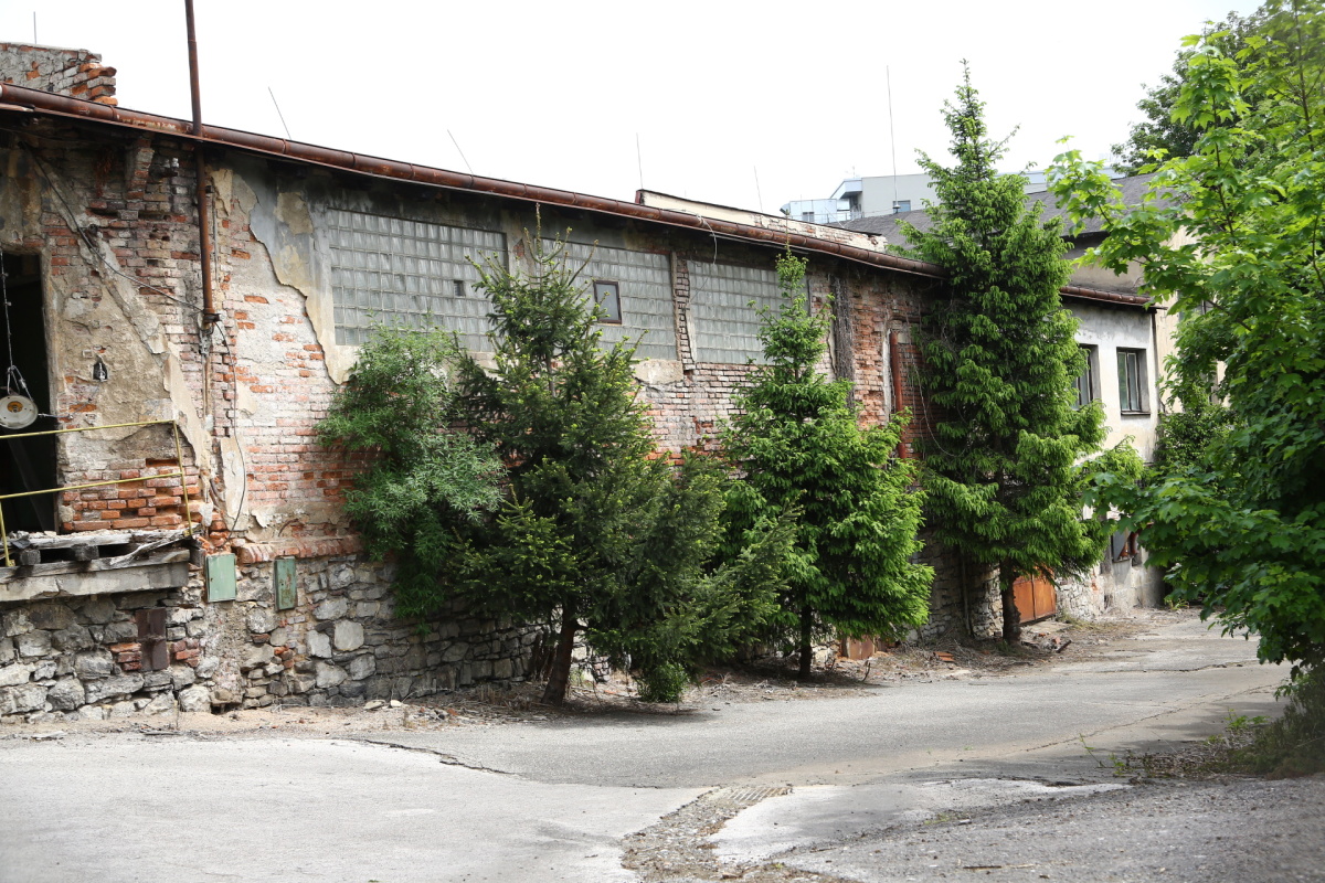 Chátrající zlíchovský lihovar