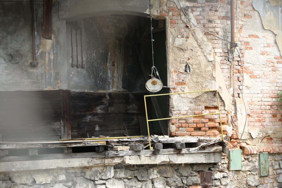 Chátrající zlíchovský lihovar