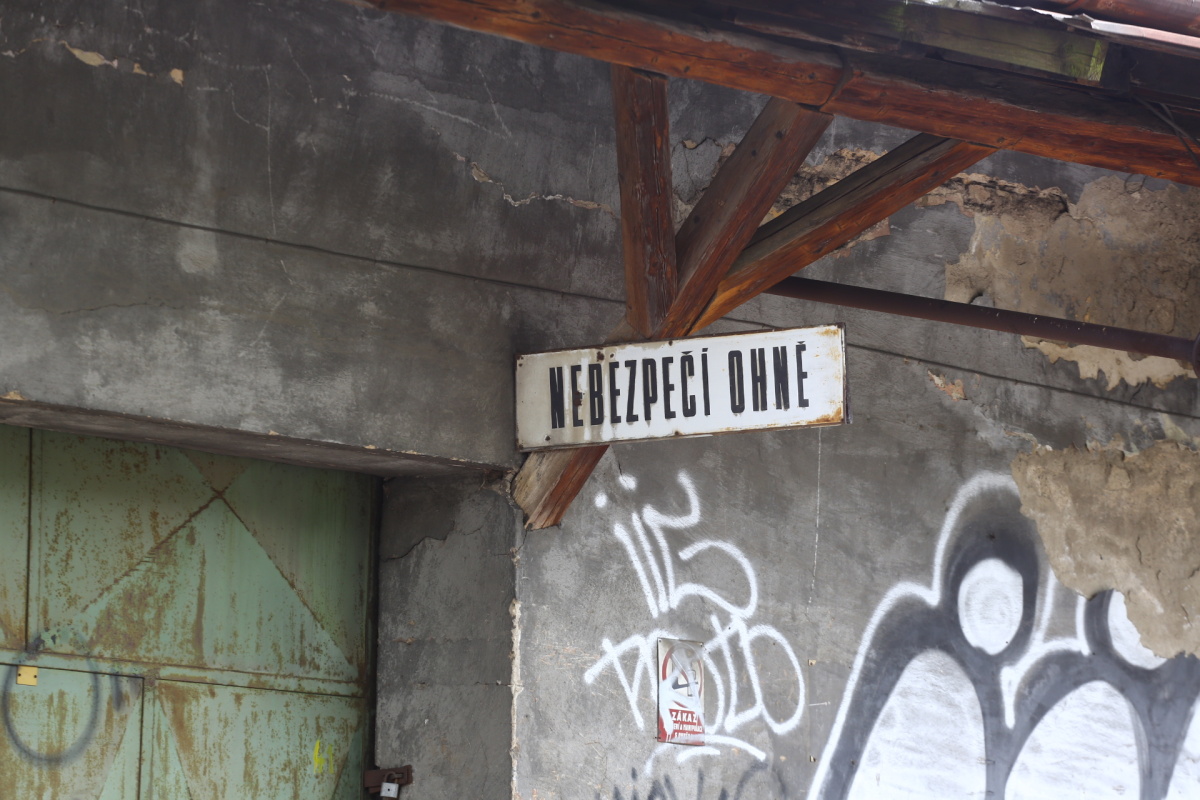 Chátrající zlíchovský lihovar