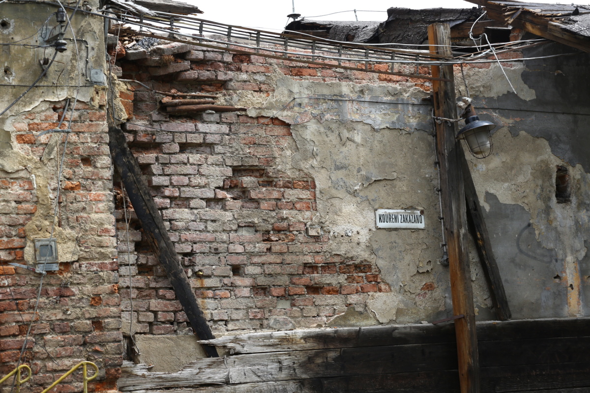 Chátrající zlíchovský lihovar