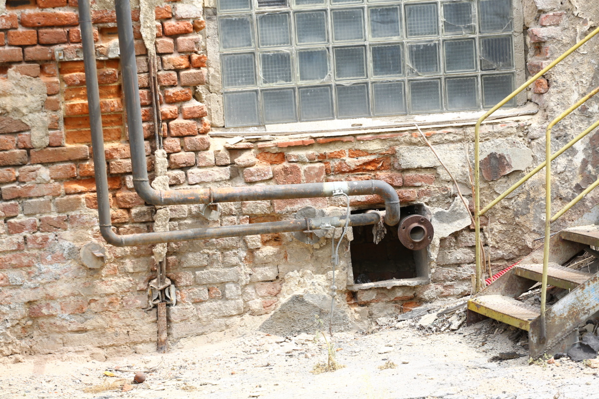 Chátrající zlíchovský lihovar