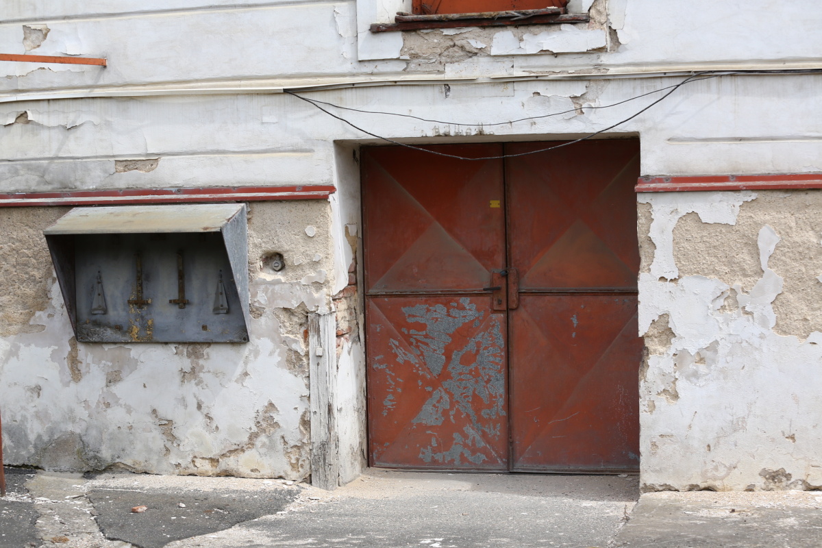 Chátrající zlíchovský lihovar