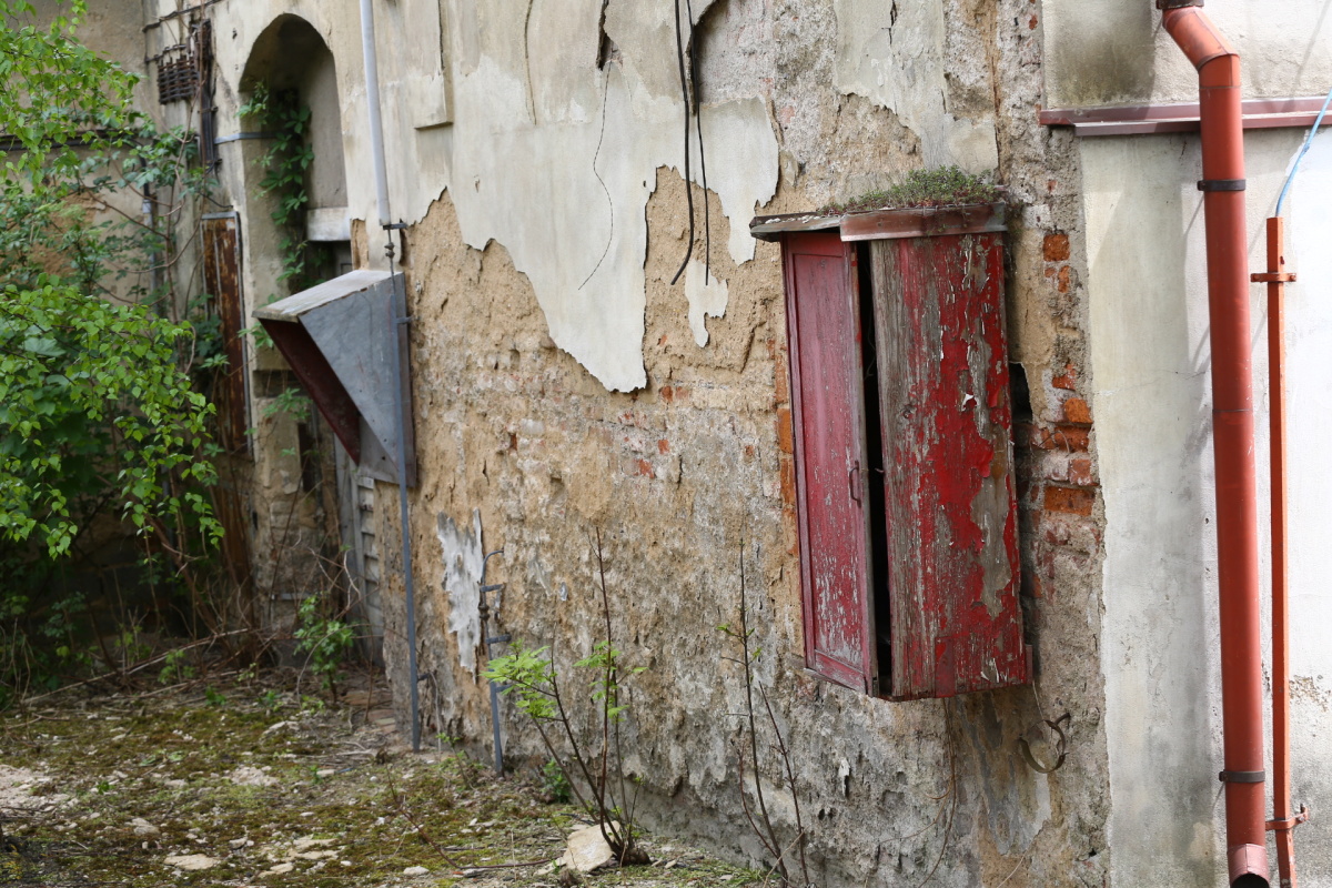 Chátrající zlíchovský lihovar