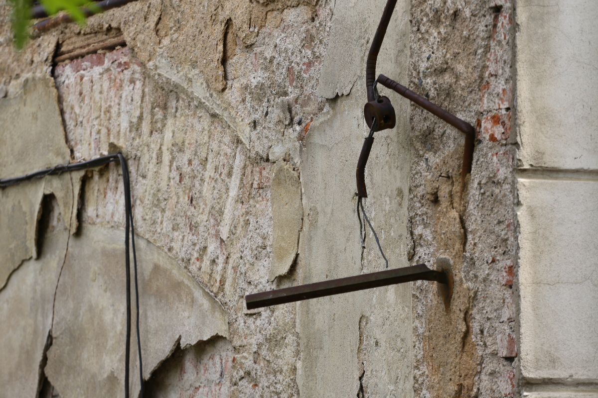 Chátrající zlíchovský lihovar